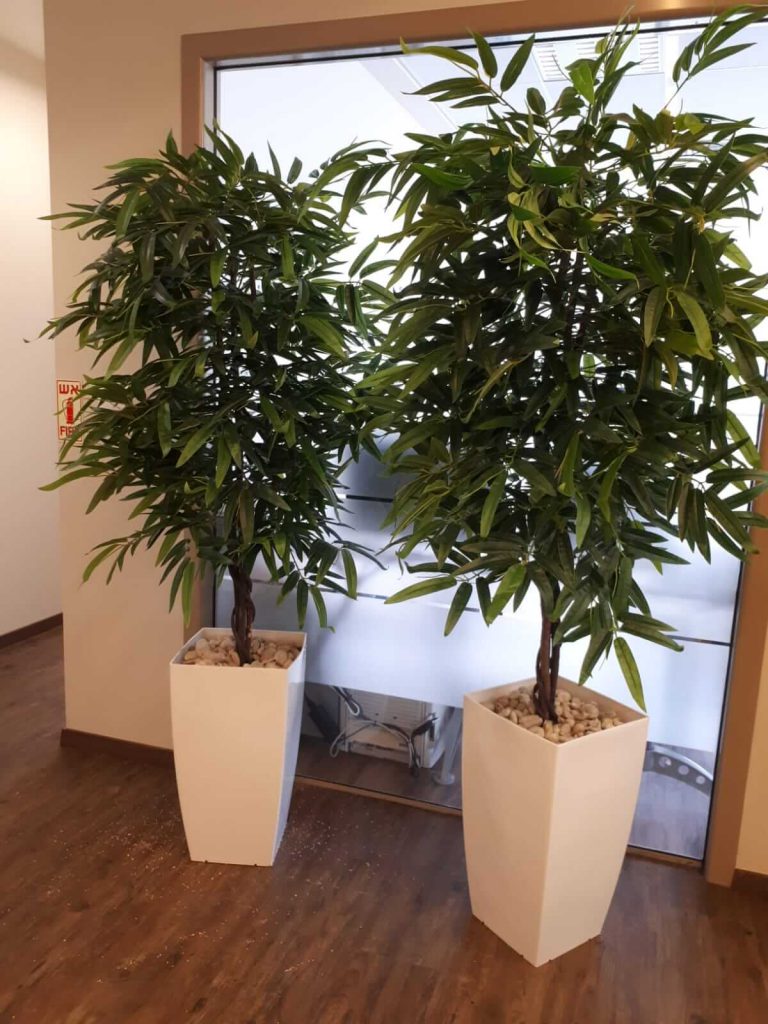 שני עצים מלאכותיים