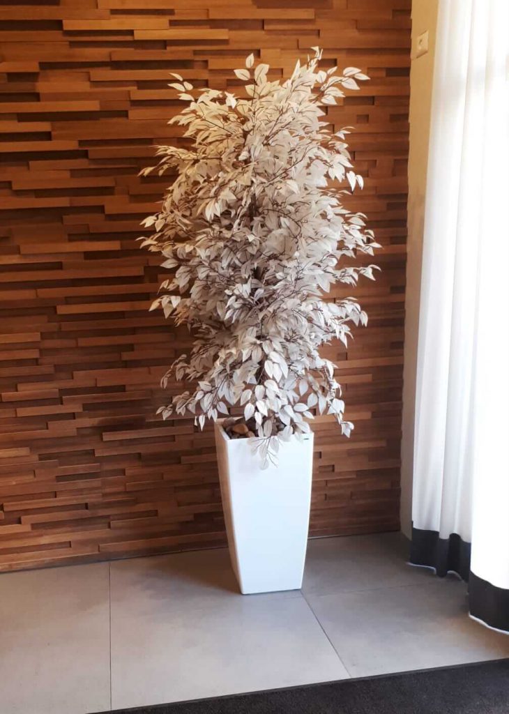 עציץ מלאכותי עם כד לבן