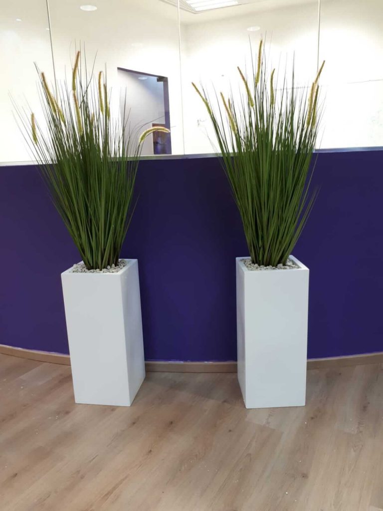 שני עציצים מלאכותיים