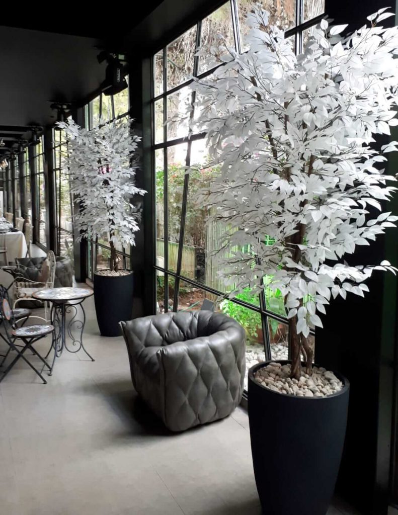 צמחיה מלאכותית לבנה בתוך כדים