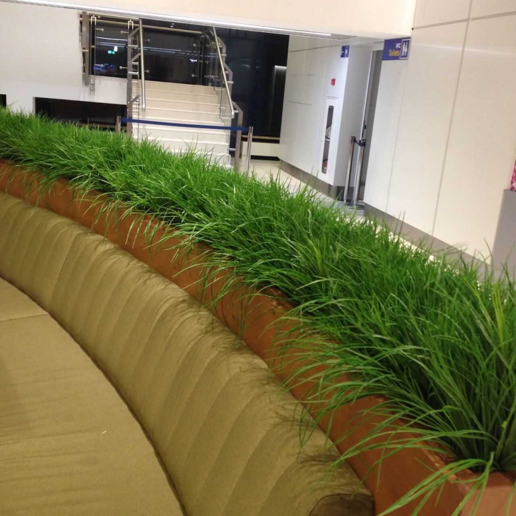 עשבייה מלאכותית בתוך מקום סגור