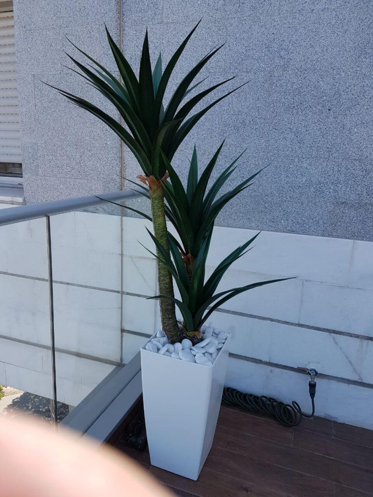 עציץ מלאכותי בתוך כד לבן