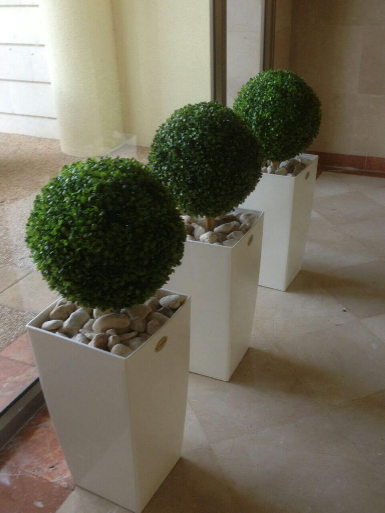 שלושה עציצים מלאכותיים