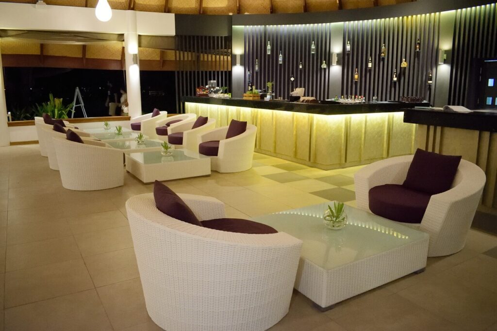 לובי מעוצב עם צמחיה מלאכותית