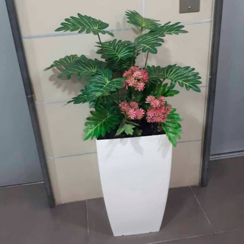 כד עם קוקטייל צמחים ופרחים 56 סמ