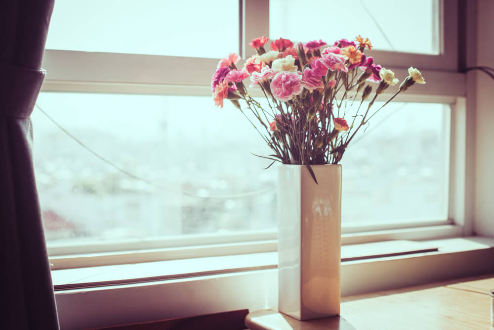 ואזה עם פרחים בחלון