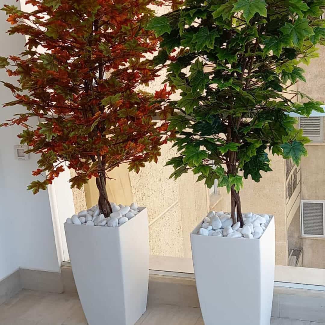 צמחיה מלאכותית עם חלוקי נחל צבעוני