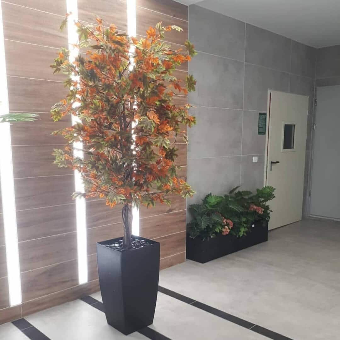 כד מרובע עם צמחייה צבעונית