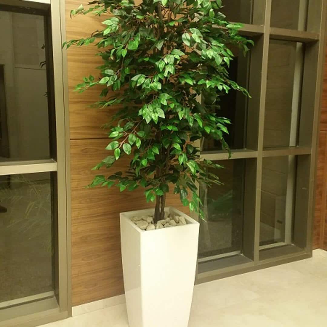 כד לבן צמחייה מלאכותית