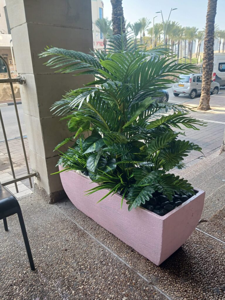 צמחייה מלאכותית עם אדנית ורודה