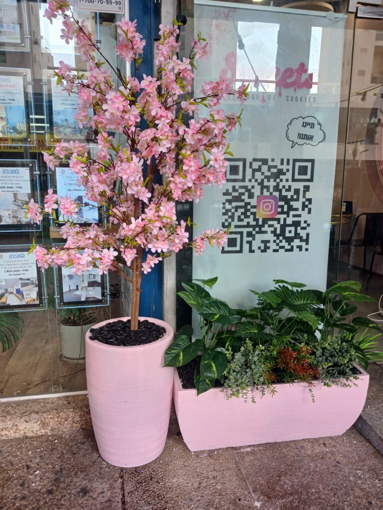 צמחייה מלאכותית עם ורוד