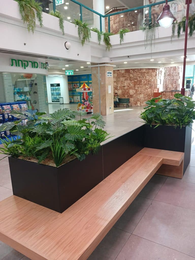 עציצים מלאכותיים גדולים